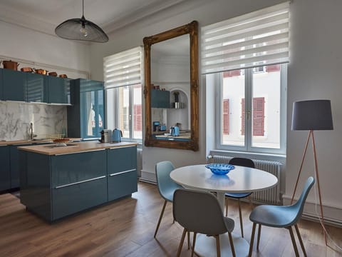 Kitchen or kitchenette, Dining area