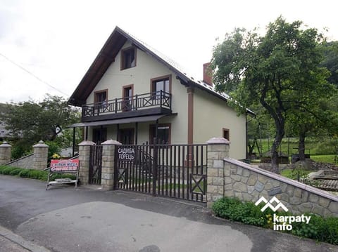 Property building, Facade/entrance, Day, Garden, Street view