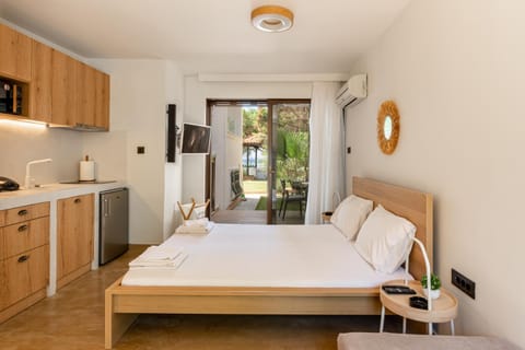 Bed, Kitchen or kitchenette, Bedroom