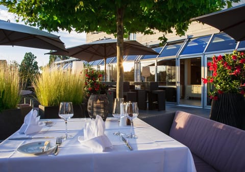 Restaurant/places to eat, Balcony/Terrace