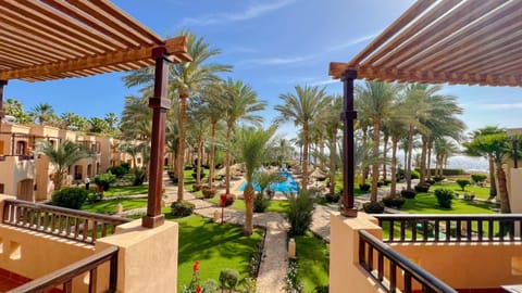 Property building, Natural landscape, Garden, Balcony/Terrace, Garden view, Swimming pool