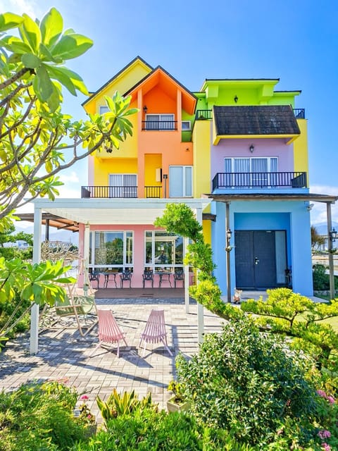 Property building, Day, Balcony/Terrace