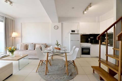 Kitchen or kitchenette, Living room, Seating area, Dining area, oven