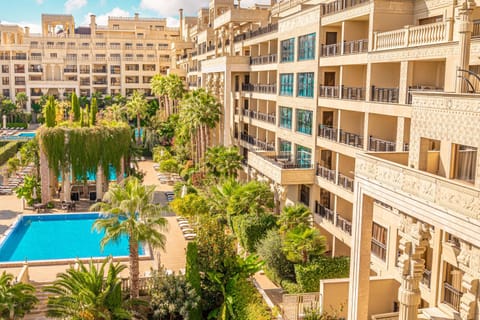 Property building, Spring, Day, Natural landscape, Garden, City view, Garden view, Pool view, Swimming pool, Location, sunbed