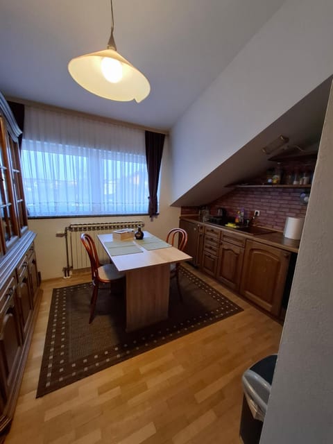 Kitchen or kitchenette, Seating area