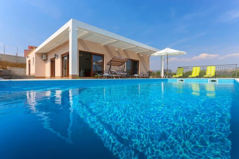 Patio, Swimming pool, Swimming pool