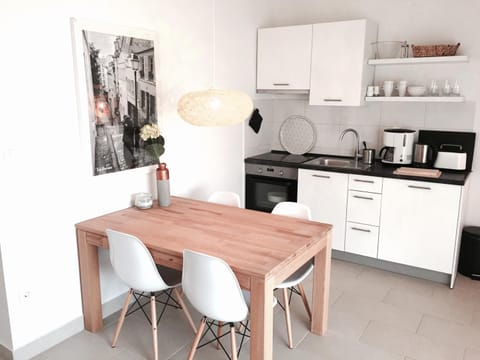Kitchen or kitchenette, Dining area