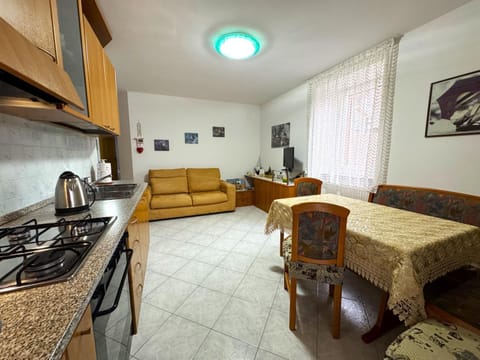 Kitchen or kitchenette, Living room, Breakfast, oven