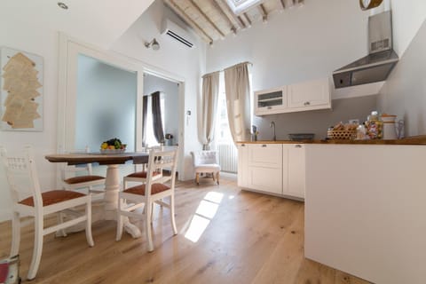 Kitchen or kitchenette, Seating area, Dining area