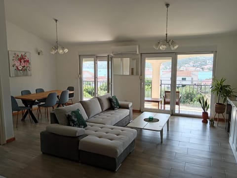 Mountain view, Pool view, Sea view