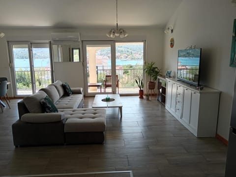 Mountain view, Pool view, Sea view