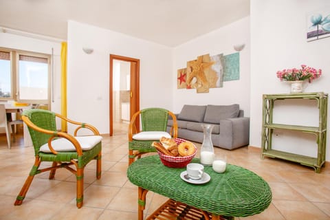 Day, Living room, Seating area