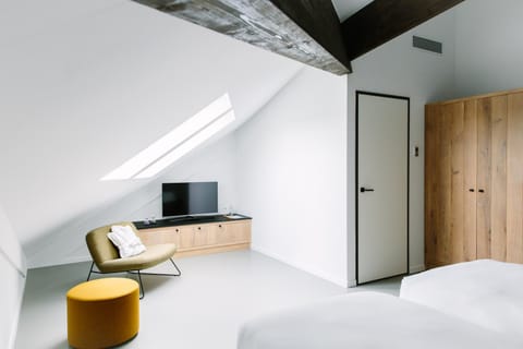 Photo of the whole room, Decorative detail