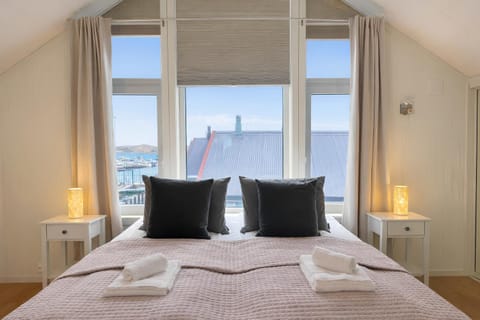 Bed, Day, Bedroom, Sea view, towels
