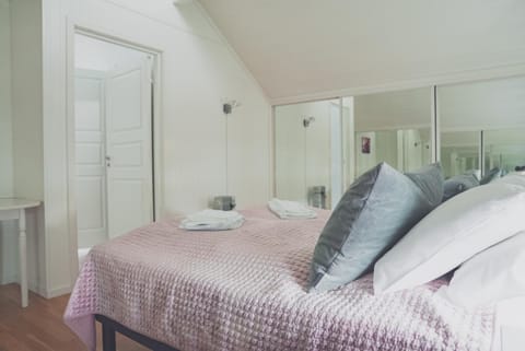 Bedroom, towels, wardrobe