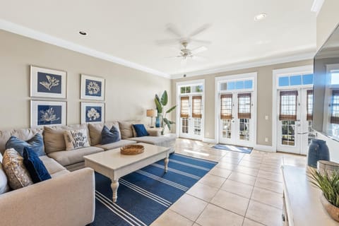 TV and multimedia, View (from property/room), Balcony/Terrace, Living room, Decorative detail, Seating area, Sea view, fireplace