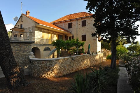 Property building, Facade/entrance, Natural landscape, Garden, Balcony/Terrace