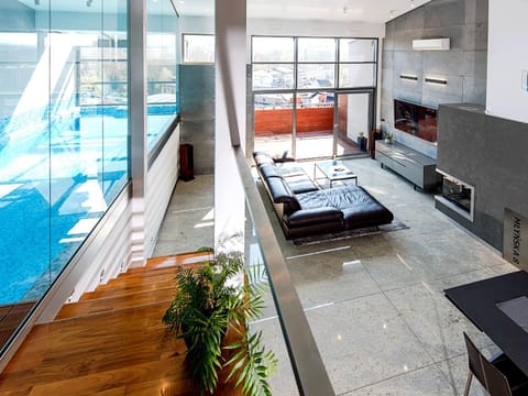 Spring, Winter, Summer, TV and multimedia, Living room, Seating area, Dining area, Evening entertainment, Autumn, On site, Pool view, Area and facilities, Swimming pool, flat iron, locker, locker