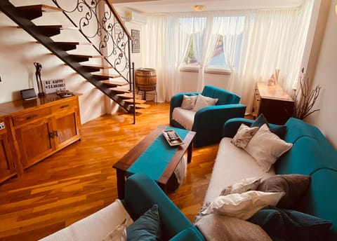 Communal lounge/ TV room, TV and multimedia, Living room, Seating area