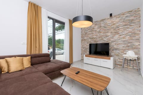 Communal lounge/ TV room, TV and multimedia, Living room, Seating area, Evening entertainment