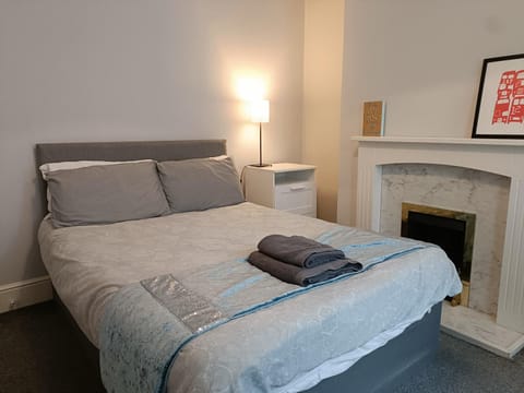 Bed, Bedroom, towels