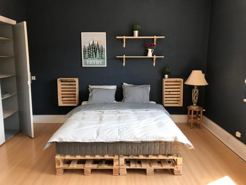 Bed, Day, Other, Photo of the whole room, Bedroom