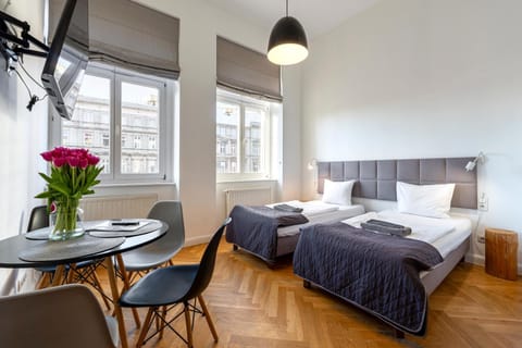 Bed, TV and multimedia, Living room, Photo of the whole room, Seating area, Bedroom, towels