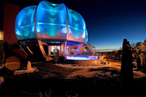 Massage, Sauna, Steam room, Spa and wellness centre/facilities