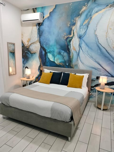 Bed, Living room, Photo of the whole room, Decorative detail, Bedroom