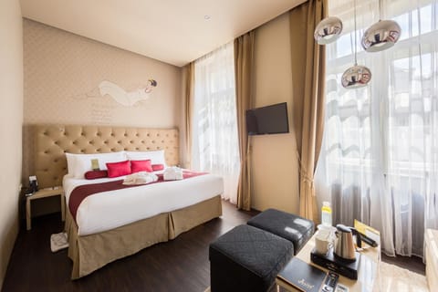 Bed, Living room, Photo of the whole room, Seating area, Bedroom