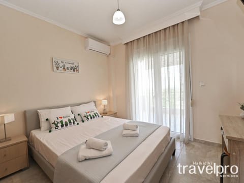 Bed, Photo of the whole room, Bedroom, towels, air conditioner