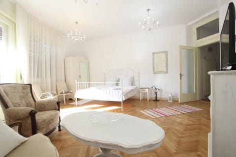 Property building, Living room, Photo of the whole room, Seating area, Bedroom, City view