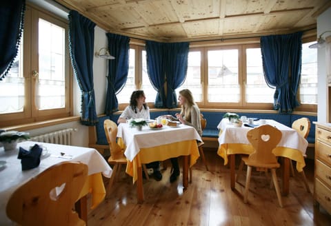 Restaurant/places to eat, People, Lounge or bar