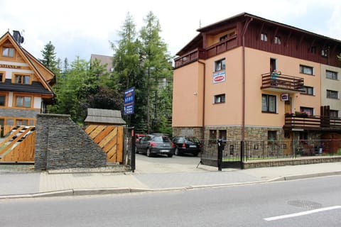 Facade/entrance, Balcony/Terrace