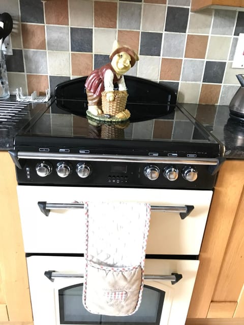 Coffee/tea facilities, Kitchen or kitchenette, Dining area