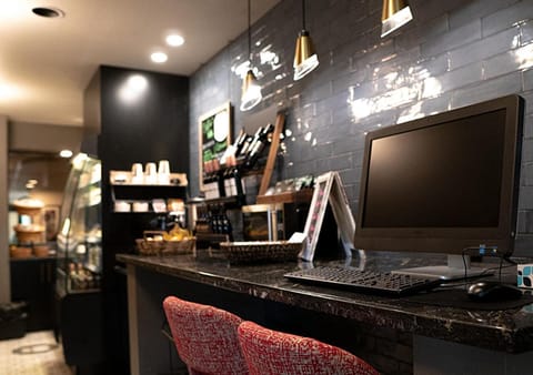 On-site shops, Business facilities, Food, Meals, Drinks, Alcoholic drinks, Non alcoholic drinks