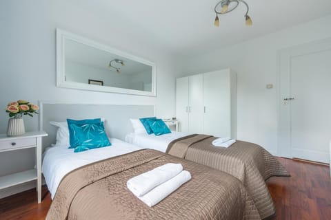 Bed, Photo of the whole room, Seating area, Bedroom, towels, wardrobe