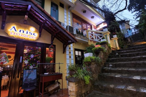 Restaurant/places to eat, Restaurant/places to eat, Natural landscape