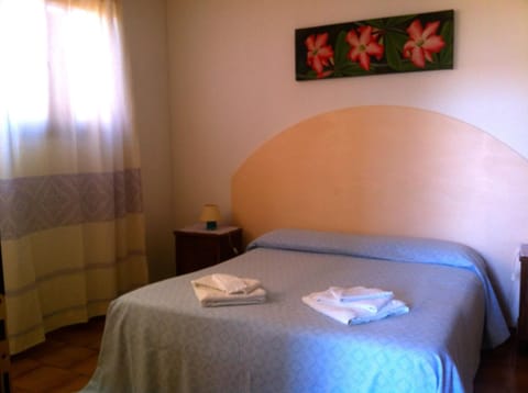 Photo of the whole room, Garden view