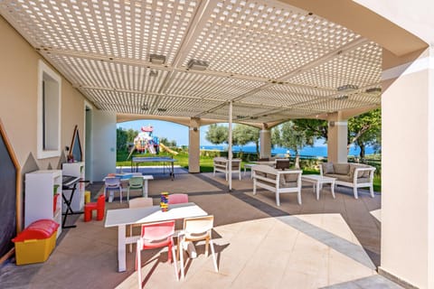 Restaurant/places to eat, Day, Time of day