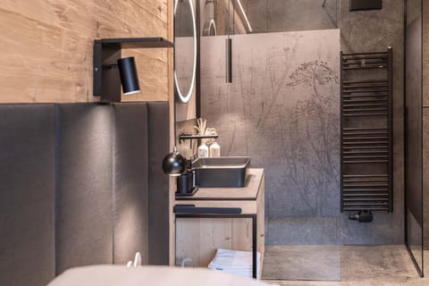 Bathroom, Photo of the whole room, Decorative detail