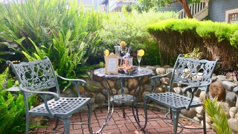 Patio, Day, Garden, Living room, Seating area, Dining area, Garden view