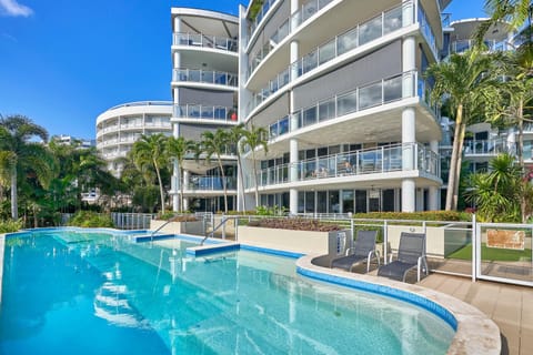 Property building, Swimming pool, sunbed