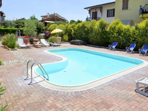 Neighbourhood, Swimming pool