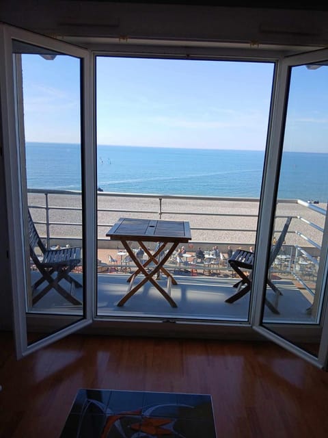 Natural landscape, View (from property/room), Balcony/Terrace, Dining area, Beach, Sea view