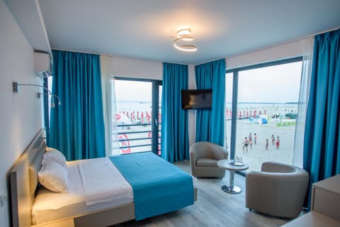 Photo of the whole room, Sea view