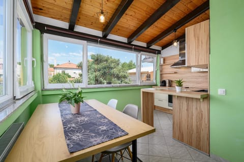Kitchen or kitchenette, Dining area, City view, Garden view, Inner courtyard view