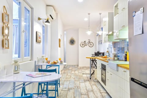 Coffee/tea facilities, Kitchen or kitchenette, Dining area