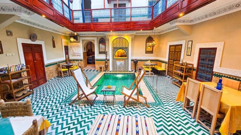 Dining area, Swimming pool, Breakfast
