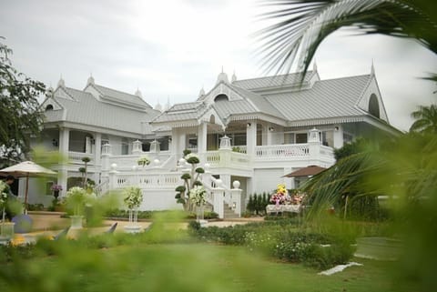 Facade/entrance, Balcony/Terrace